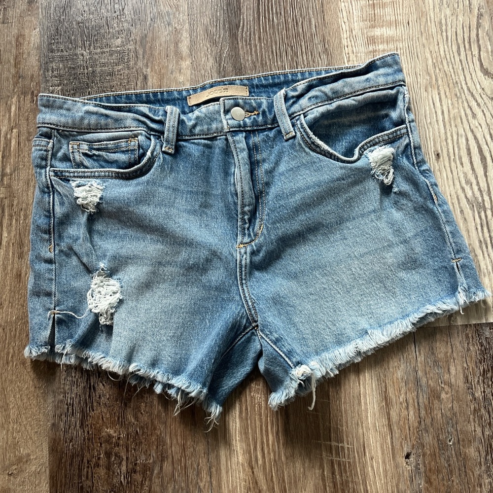Joe’s Jeans - The Ozzie 4” Cut Off Shorts
Light Wash Distressed Denim - Size 30